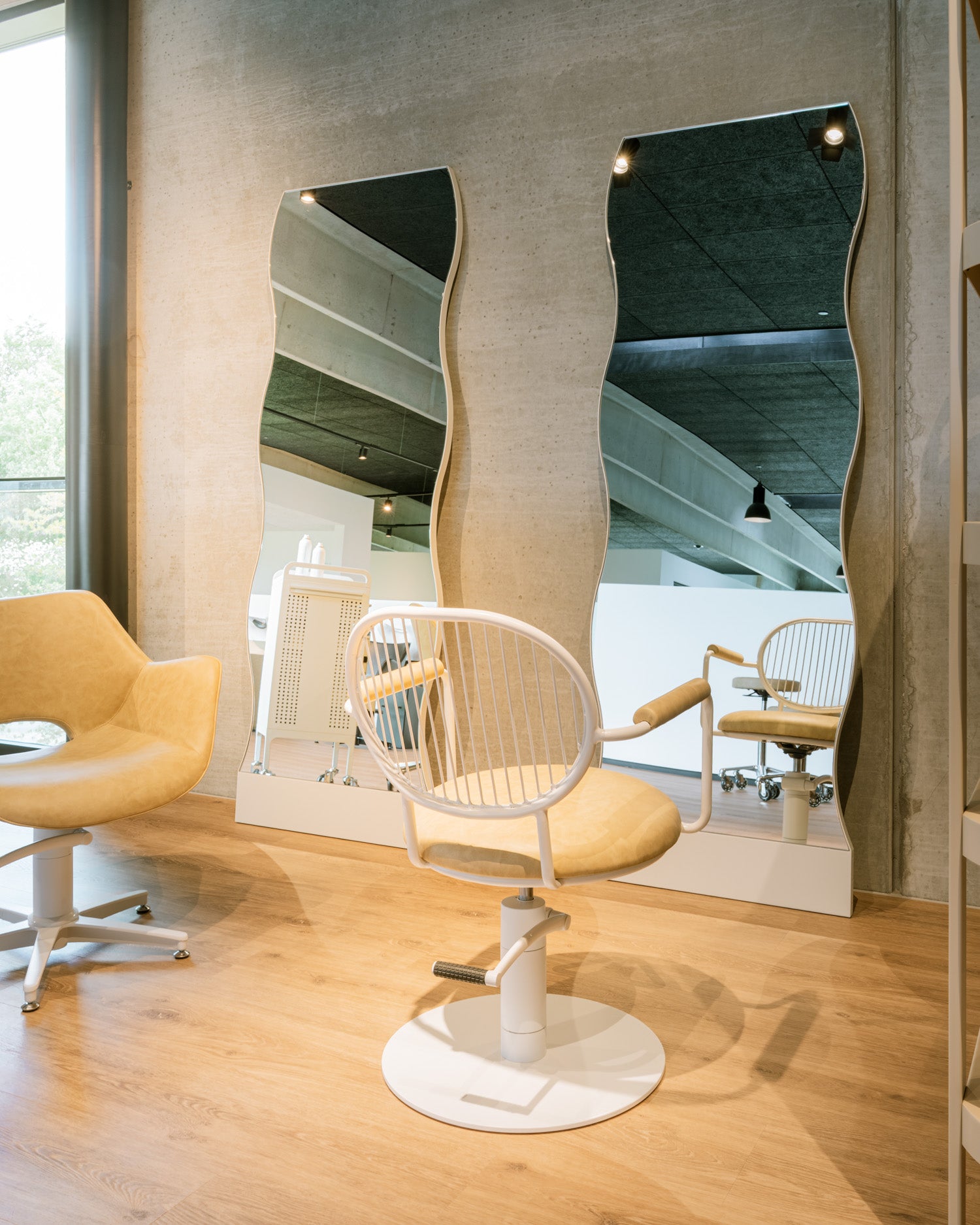 Wiggle - Fritstående frisørspejl - Trendy design - Hvid ramme